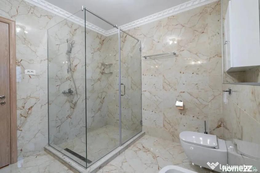 Casă cu 7 camere cu Teren 492 Mp în Central