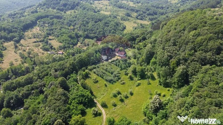 Casă cu 10 camere cu Teren 24700 Mp în Berchez