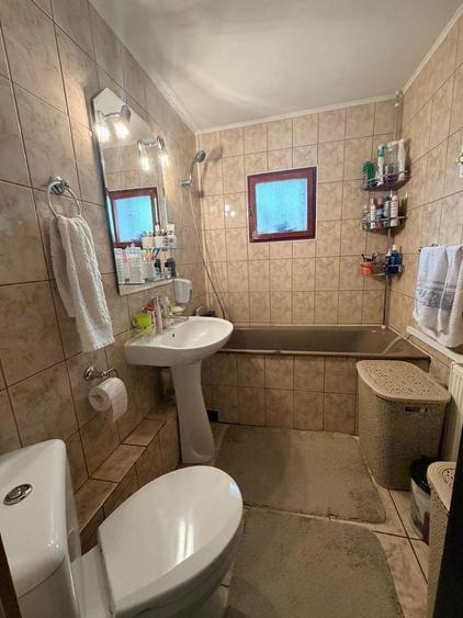 Apartament cu 3 camere decomandat în Coman