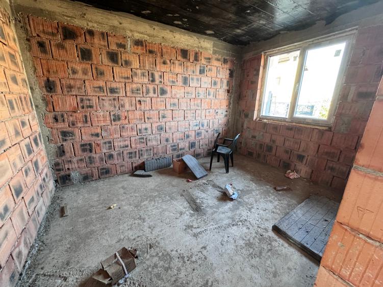 Duplex cu 4 camere cu Canalizare în Exterior Sud