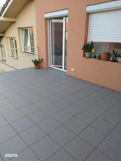Casă cu 6 camere cu Canalizare în Central