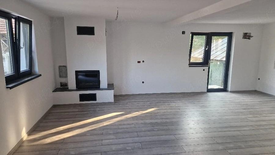 Casă cu 4 camere cu Teren 1800 Mp în Bârsoiu