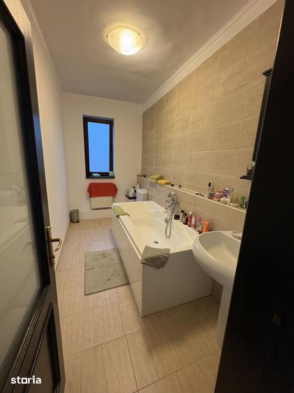 Casă cu 9 camere cu Teren 722 Mp în Străulești