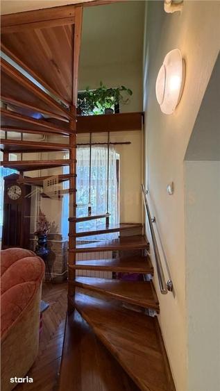 Casă cu 7 camere cu Teren 1800 Mp în Central
