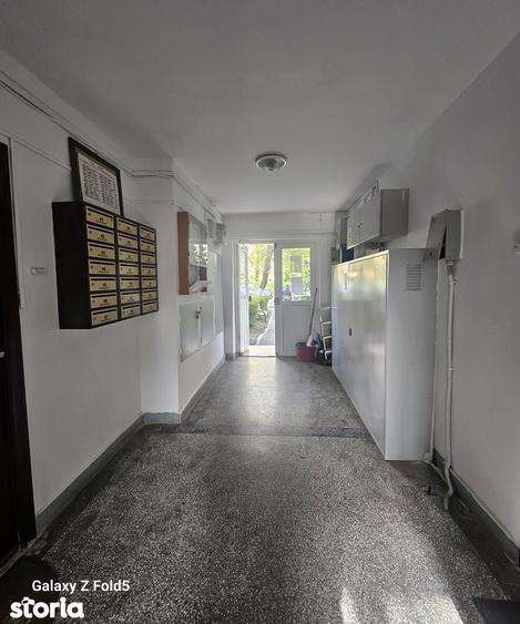 Apartament cu 3 camere semidecomandat în Nufărul