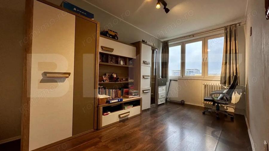 Apartament cu 4 camere decomandat în Decebal