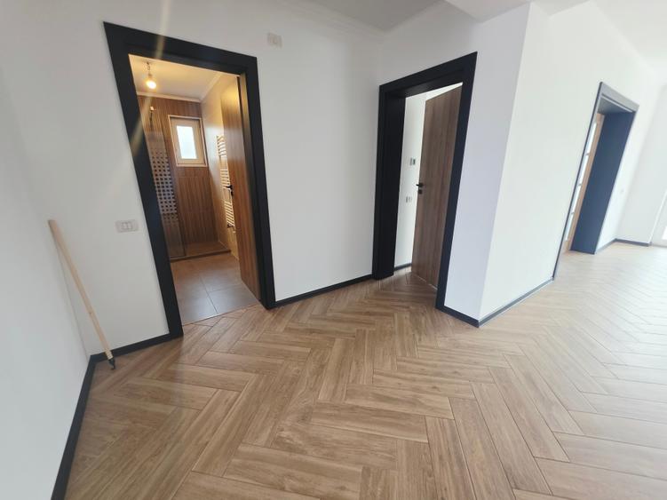 Casă individuală cu 4 camere cu Teren 500 Mp în Est