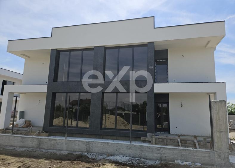 Duplex cu 4 camere cu Canalizare în 1 Decembrie