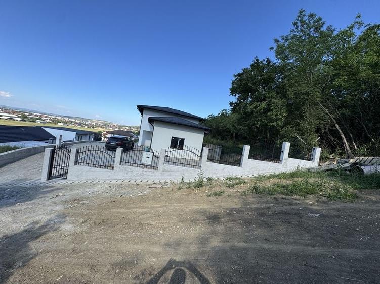 Casă cu 4 camere în Dezmir