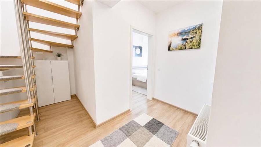 Apartament cu 3 camere decomandat, mobilat în Tractorul