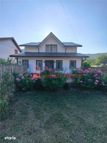 Casă cu 5 camere decomandat cu Teren 1350 Mp în Vintilă Vodă