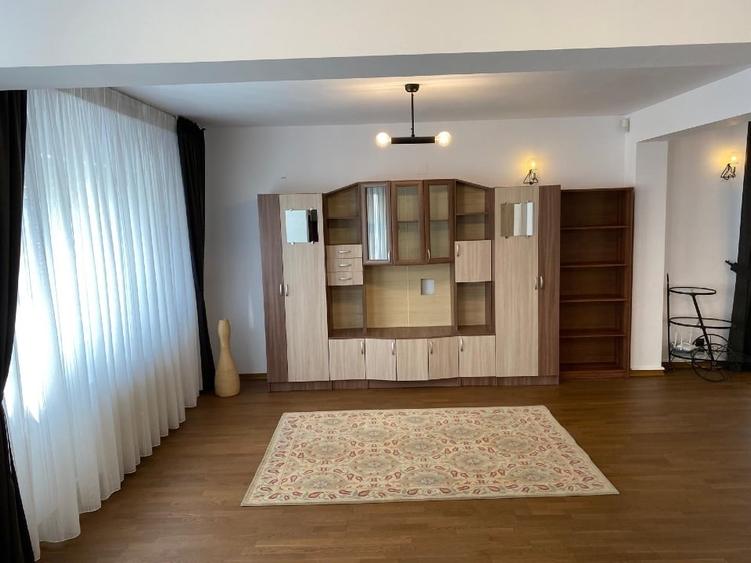 Casă individuală cu 5 camere cu Teren 500 Mp în Central