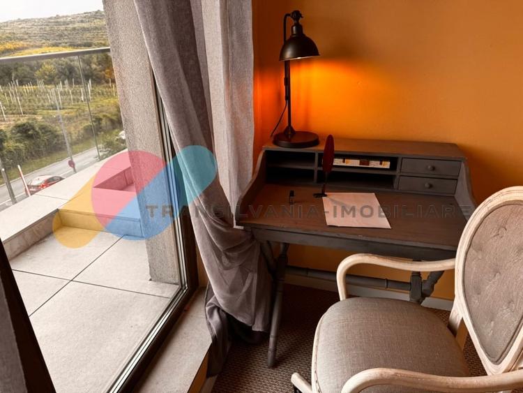 Apartament cu 3 camere semidecomandat, mobilat în Borhanci