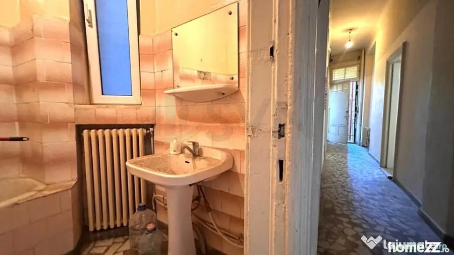 Apartament cu 5 camere semidecomandat în Universitate