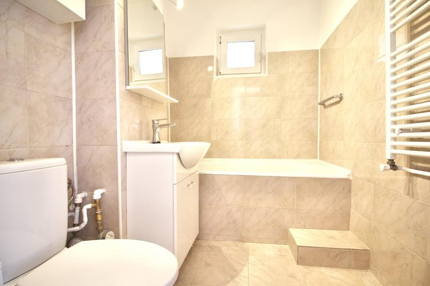 Apartament cu 3 camere decomandat în Teiul Doamnei