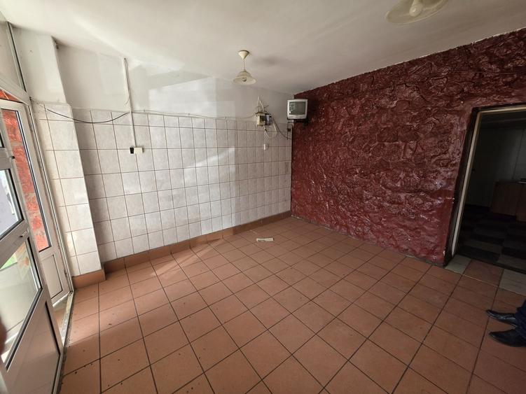 Spațiu comercial, de 30 mp, în Petros