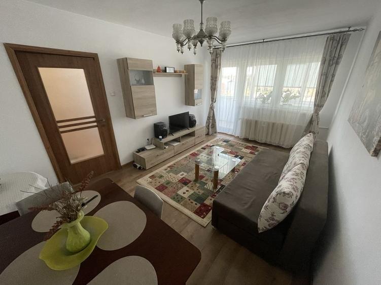 Apartament cu 3 camere decomandat în Far
