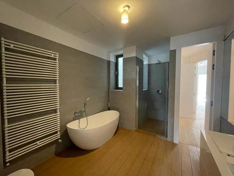 Casă individuală cu 11 camere cu Canalizare în Dorobanți