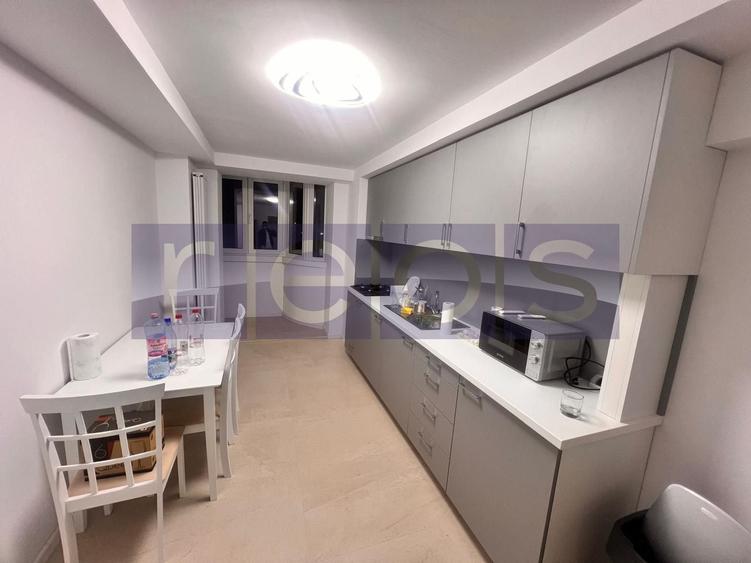 Apartament cu 3 camere decomandat, mobilat în Decebal