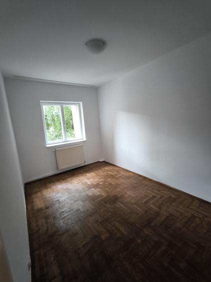 Apartament cu 3 camere decomandat în Pripor