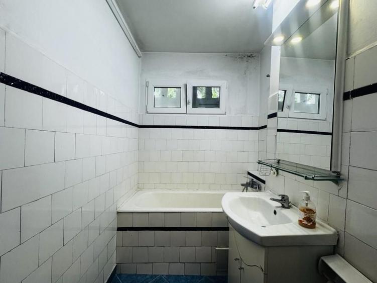 Apartament cu 3 camere semidecomandat în Berceni