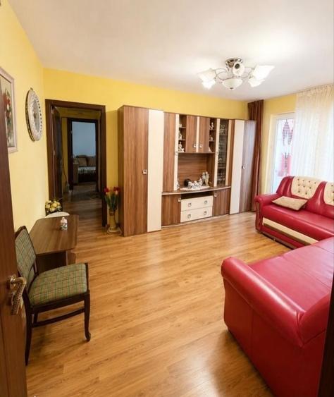 Apartament cu 3 camere semidecomandat în Craiovița Nouă