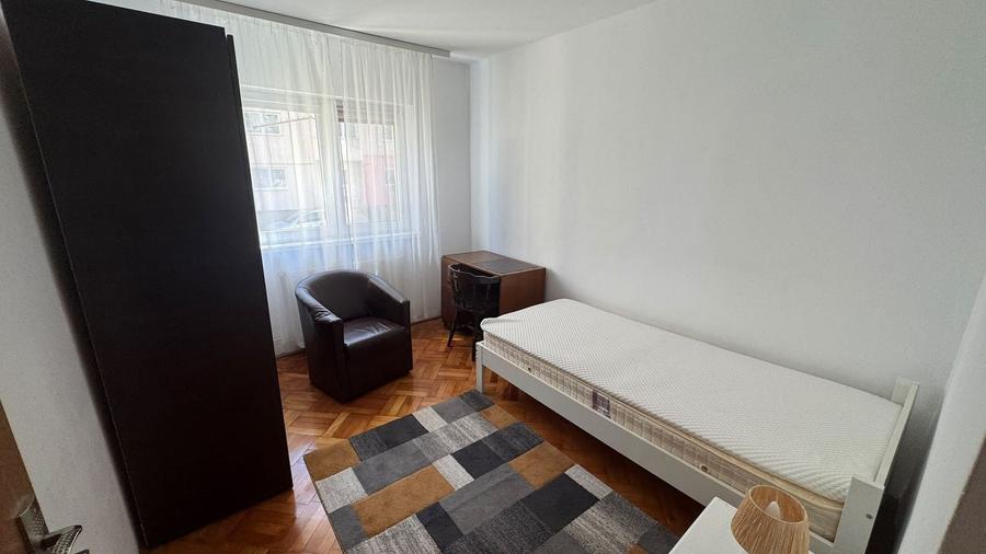 Apartament cu 3 camere decomandat, mobilat în Ștrand