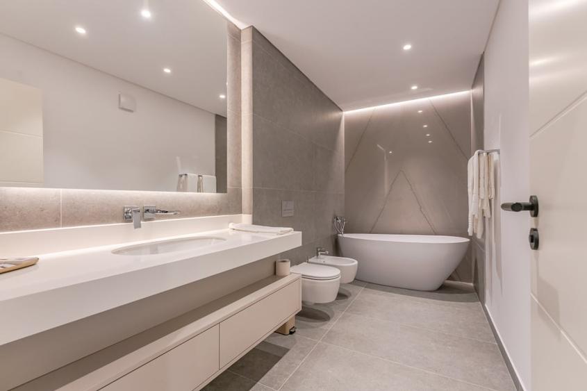 Apartament cu 4 camere decomandat, mobilat în Central