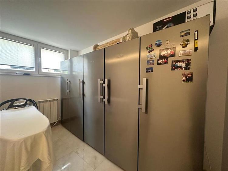 Casă individuală cu 7 camere cu Piscina în Primăverii