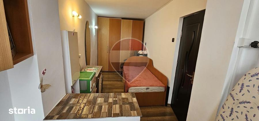 Apartament cu 3 camere semidecomandat în Central