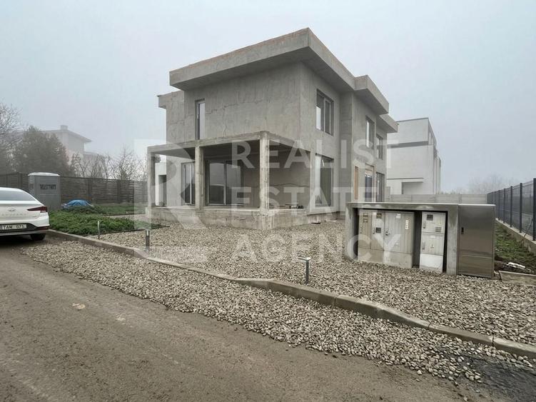 Casă individuală cu 6 camere cu Canalizare în Ostratu