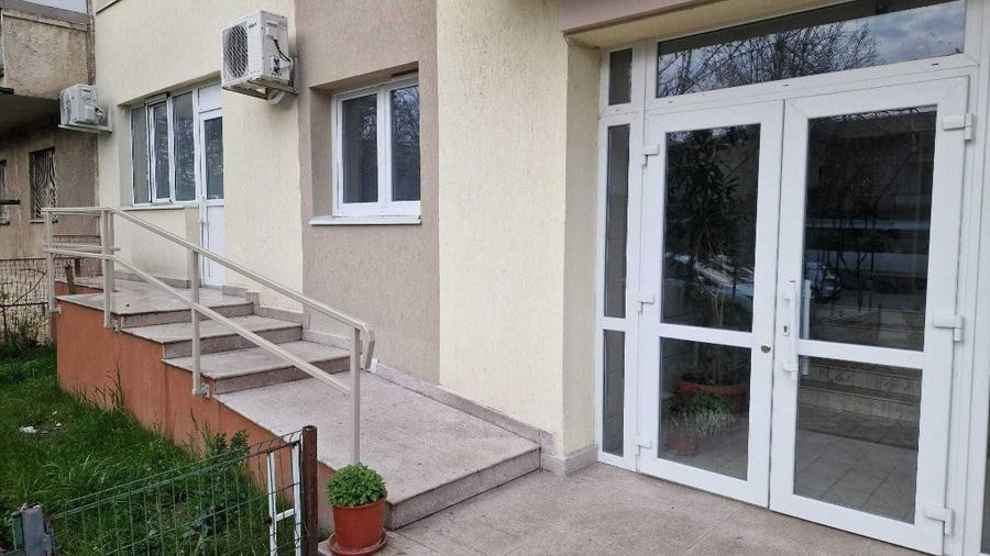 Apartament cu 3 camere decomandat, mobilat în Tei