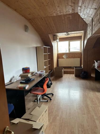 Casă cu 8 camere cu Teren 365 Mp în Tineretului
