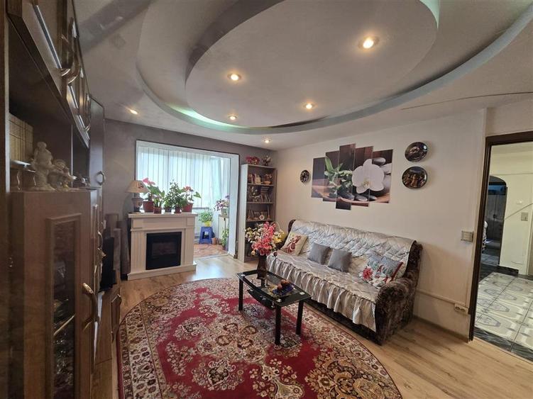 Apartament cu 4 camere decomandat, mobilat în Exterior Est