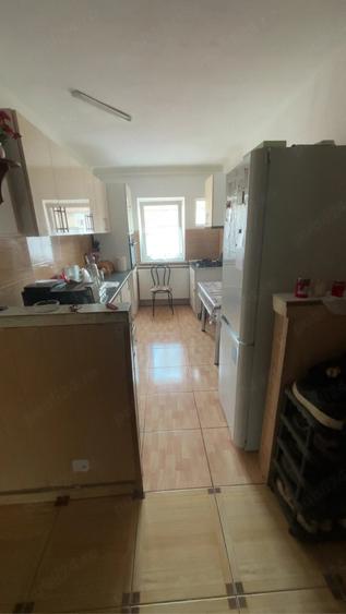 Apartament cu 3 camere decomandat în Vitrometan