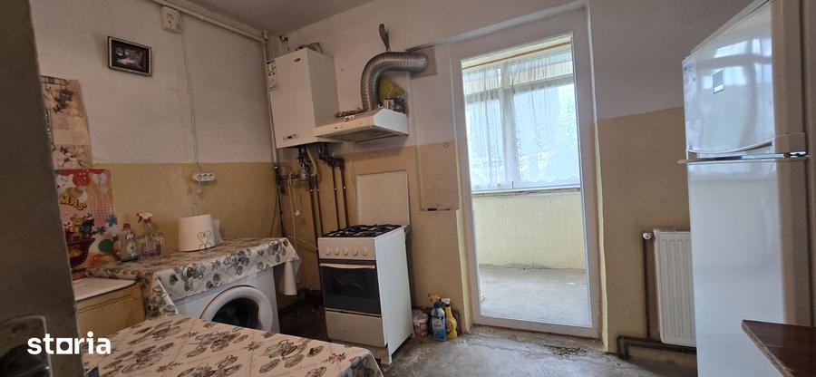 Apartament cu 3 camere decomandat în Micro 12