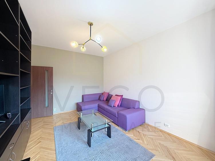Apartament cu 3 camere semidecomandat, mobilat în Central