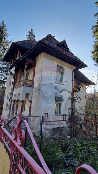 Casă individuală cu 8 camere cu Teren 996 Mp în Nord-Est