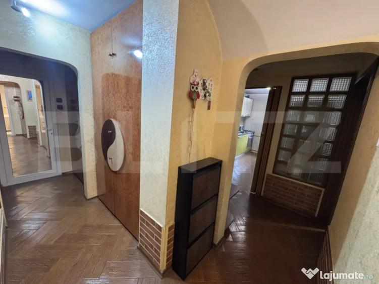 Apartament cu 4 camere decomandat, mobilat în Rovine