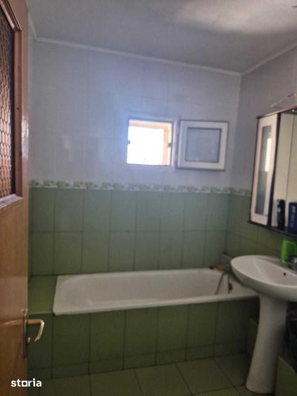 Apartament cu 4 camere decomandat în Tei