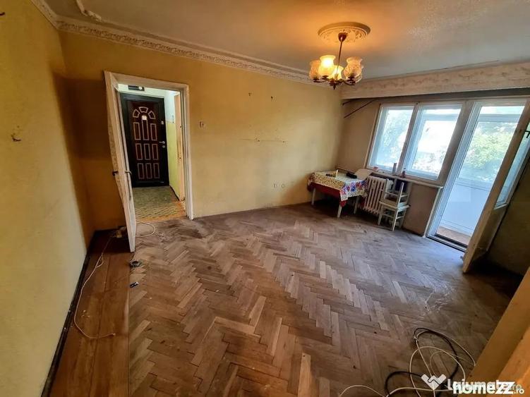 Apartament cu 3 camere semidecomandat în Tomis Nord