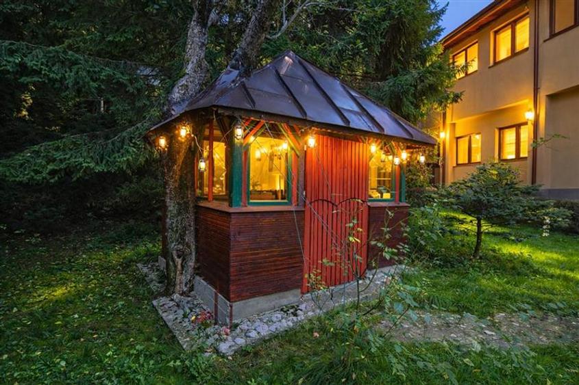 Casă individuală cu 7 camere cu Canalizare în Bran