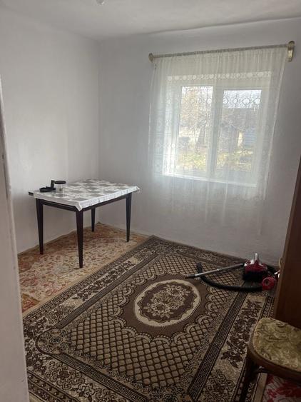 Casă cu 2 camere decomandat în Găești