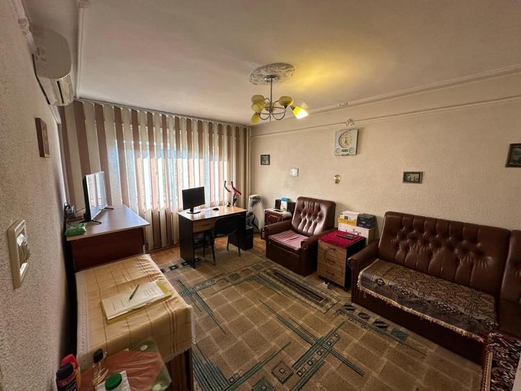 Apartament cu 3 camere decomandat, mobilat în Sud