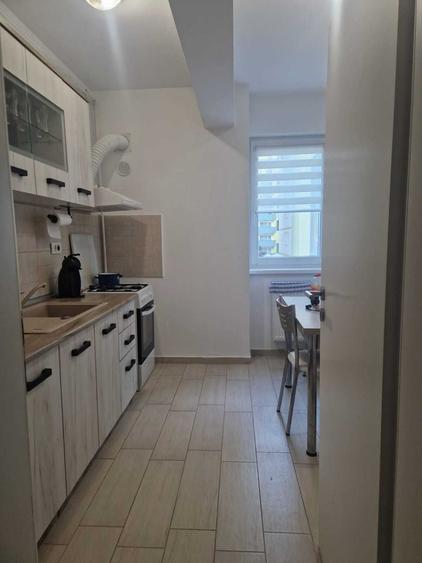 Apartament cu 2 camere decomandat în Tractorul