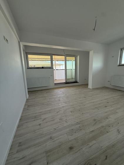 Apartament cu 3 camere decomandat în Roșu