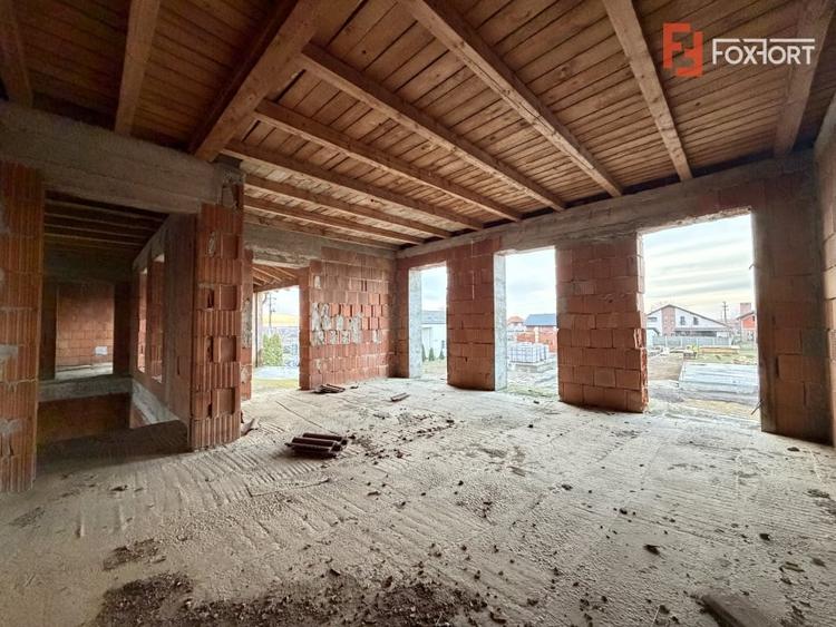 Casă individuală cu 7 camere cu Garaj în Peciu Nou