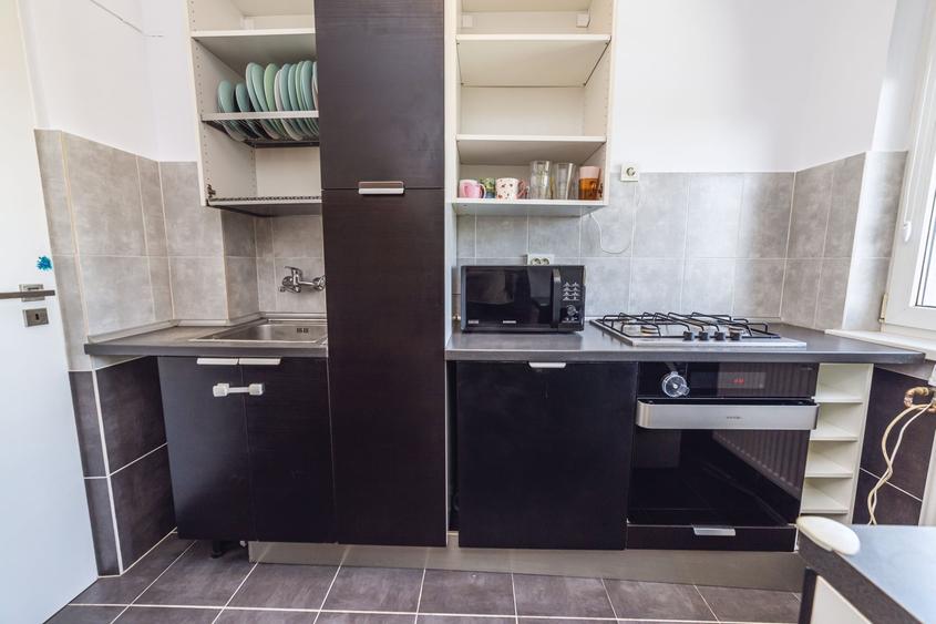 Apartament cu 3 camere semidecomandat, mobilat în Grivița