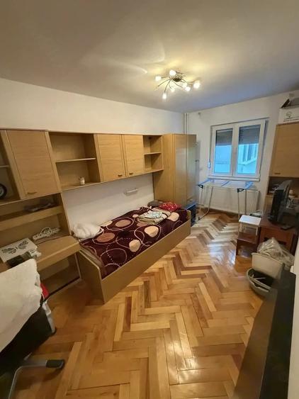 Apartament cu 3 camere semidecomandat în Exterior Vest