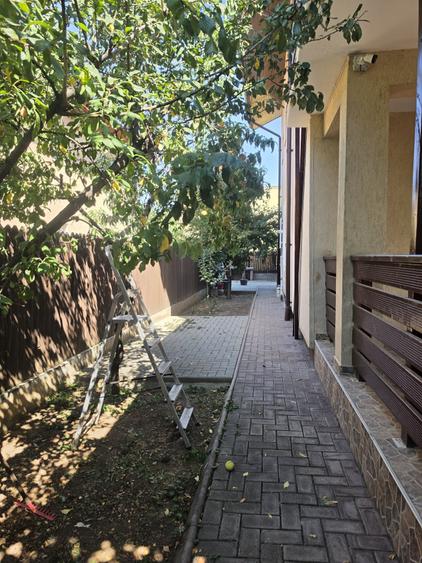 Casă individuală cu 7 camere cu Canalizare în Apărătorii Patriei